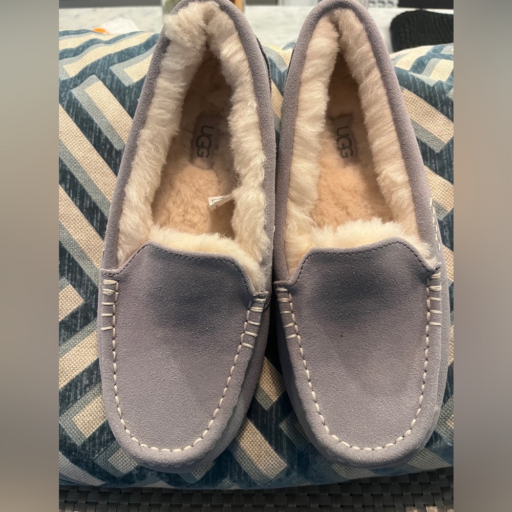 NEW(no box) UGG Ansley ladies slippers, lt grey, sz 8. Never worn. ENC!
